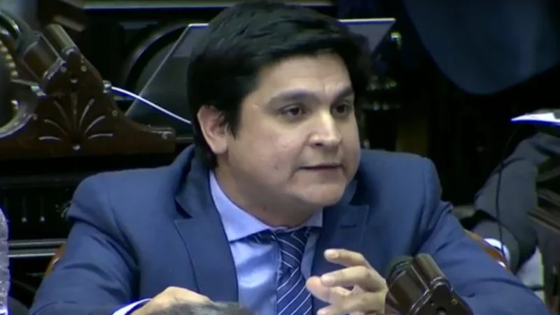El diputado que obligó a su ex a abortar fue escrachado en el recinto