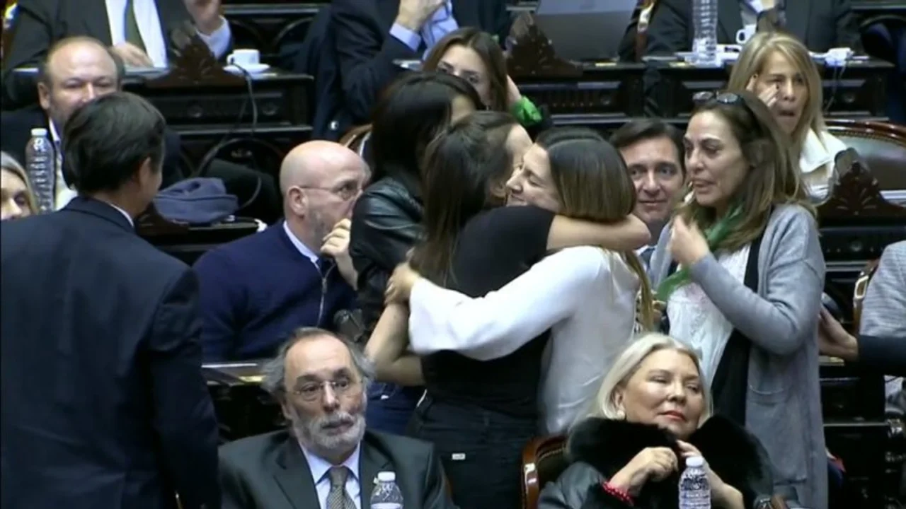 Aborto: el curioso nombre del grupo de Whatsapp de las diputadas que pusieron fin a la grieta