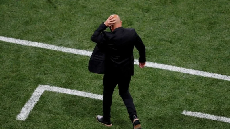 Le pegaron un botellazo e insultaron a Sampaoli tras la derrota