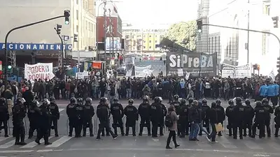 Lombardi envió 300 policías para imponer el vaciamiento de Télam Lombardi envió 300 policías para imponer el vaciamiento de Télam