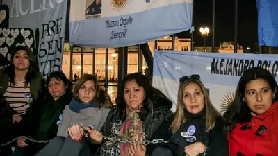 Familiares del ARA San Juan se encadenaron frente a la Casa Rosada Familiares del ARA San Juan se encadenaron frente a la Casa Rosada