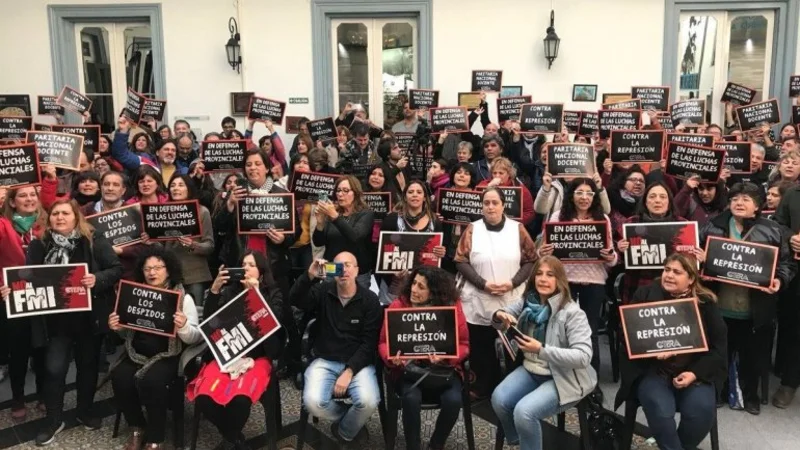 El gobierno de Chubut avanza con represión sus ajustes en educación y salud