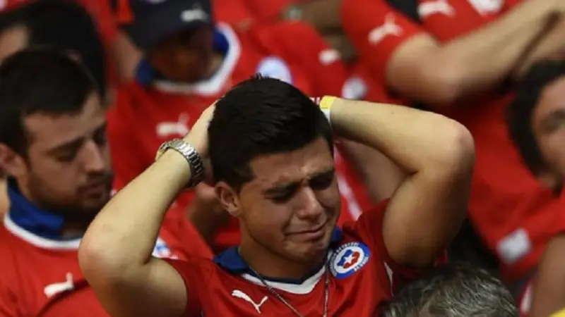 La decepción de los hinchas chilenos por la clasificación de Argentina a octavos