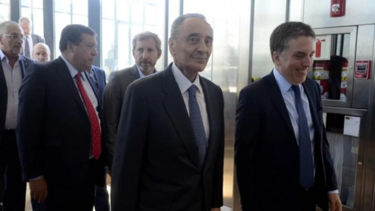 En medio de la crisis, el Gobierno premió a Clarín: aprobó la fusión de Cablevisión y Telecom