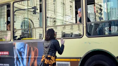 La fuerte secuencia de una trabajadora de Télam con una pasajera de colectivo La fuerte secuencia de una trabajadora de Télam con una pasajera de colectivo