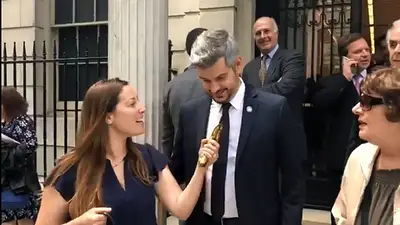 Marcos Peña recibió una banana como premio al "Gorila del año" Marcos Peña recibió una banana como premio al "Gorila del año"