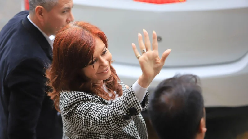 Macri rechazó un pedido de Cristina Kirchner y le exige optar entre dos pensiones que le corresponden por ley