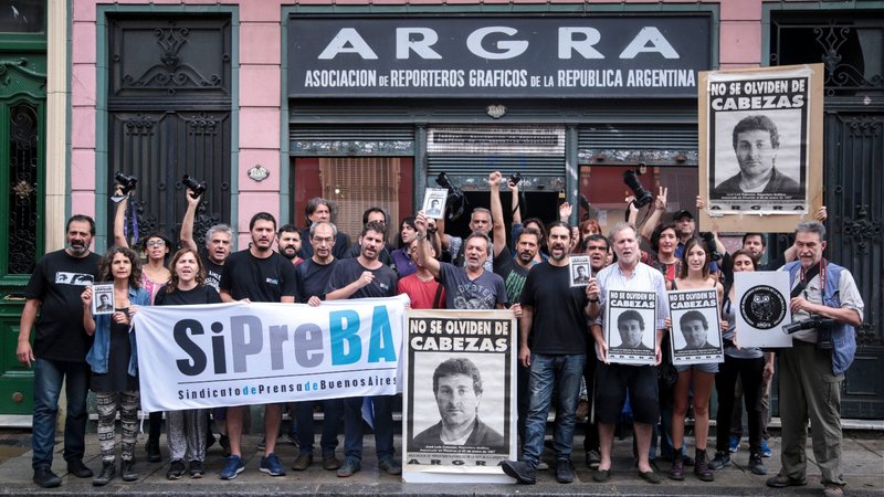 Decenas de periodistas exponen la difícil situación que atraviesan los medios con el macrismo