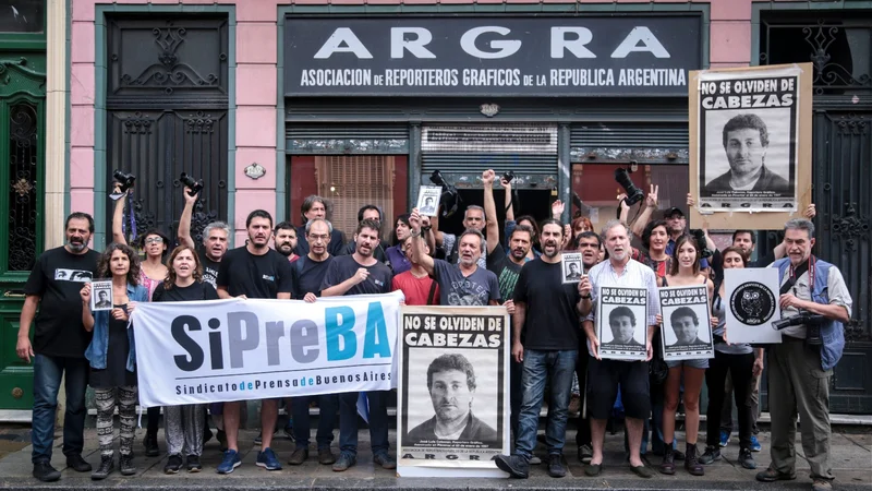 Decenas de periodistas exponen la difícil situación que atraviesan los medios con el macrismo