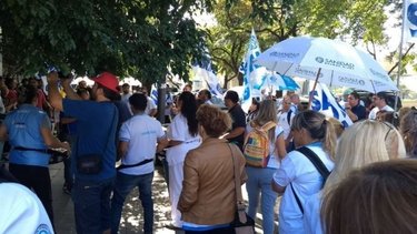 Empleados de los laboratorios Craveri acampan en la empresa tras 50 despidos 