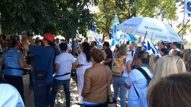 Empleados de los laboratorios Craveri acampan en la empresa tras 50 despidos 