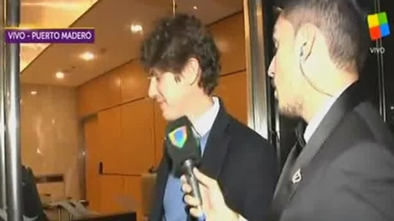 El incómodo momento de Martín Lousteau para entrar a los Martín Fierro
