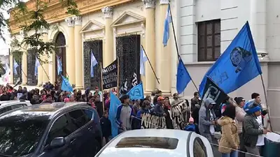Miles de personas marcharon en Corrientes para que el gobernador declare la emergencia social Miles de personas marcharon en Corrientes para que el gobernador declare la emergencia social