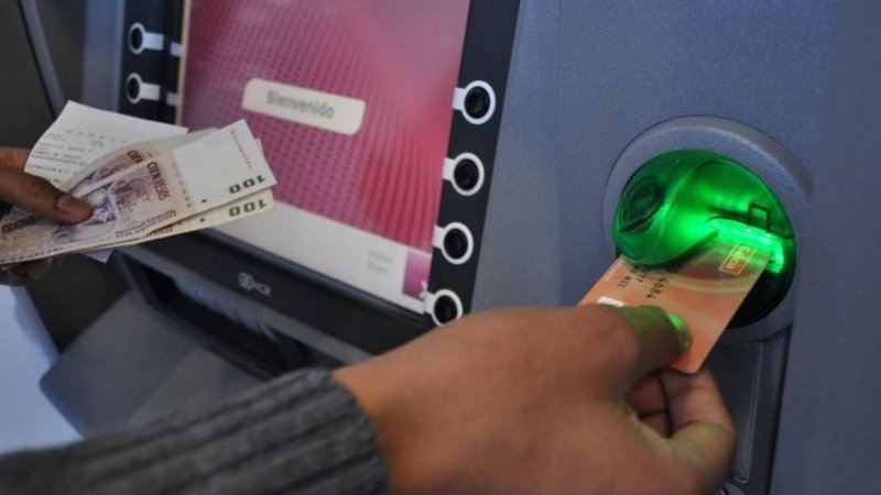 Por la crisis, cada vez más gente pide adelantos de sueldo en los bancos