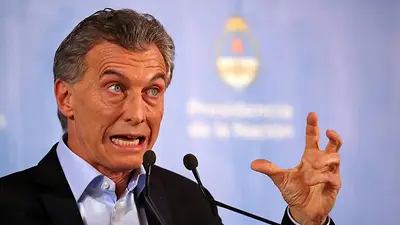 El insólito momento entre Mauricio Macri y Patricia Bullrich en medio del acto por el Día de la Bandera El insólito momento entre Mauricio Macri y Patricia Bullrich en medio del acto por el Día de la Bandera