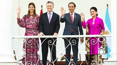 Mauricio Macri en Indonesia: al llegar, mintió al hablar de inversión extrajera y empleo Mauricio Macri en Indonesia: al llegar, mintió al hablar de inversión extrajera y empleo