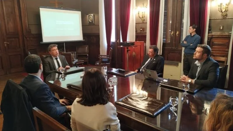 Reunión clave entre representes de Whatsapp y políticos para limitar el mal uso de la App