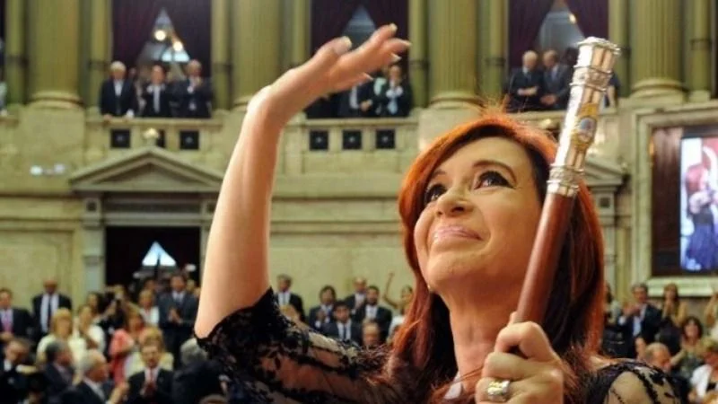 El juez Julián Ercolini sobreseyó a Cristina Kirchner en "la causa del bastón" iniciada por Bonadio