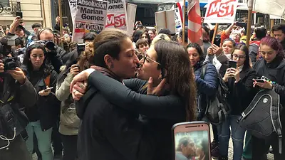 En el día del Orgullo LGBTIQ, condenaron a una joven por besar a su esposa en el subte En el día del Orgullo LGBTIQ, condenaron a una joven por besar a su esposa en el subte