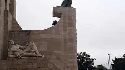 Un hombre se subió al Monumento a la Bandera y amenazó con arrojarse al vacío porque no consigue trabajo Un hombre se subió al Monumento a la Bandera y amenazó con arrojarse al vacío porque no consigue trabajo