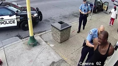 Video inédito muestra que tres agentes presionaron el cuello de George Floyd hasta matarlo Video inédito muestra que tres agentes presionaron el cuello de George Floyd hasta matarlo