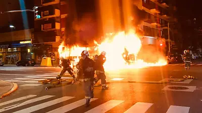 Almagro: explotó y se prendió fuego un colectivo de la línea 71 Almagro: explotó y se prendió fuego un colectivo de la línea 71