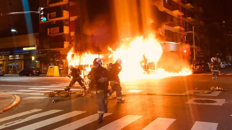 Almagro: explotó y se prendió fuego un colectivo de la línea 71