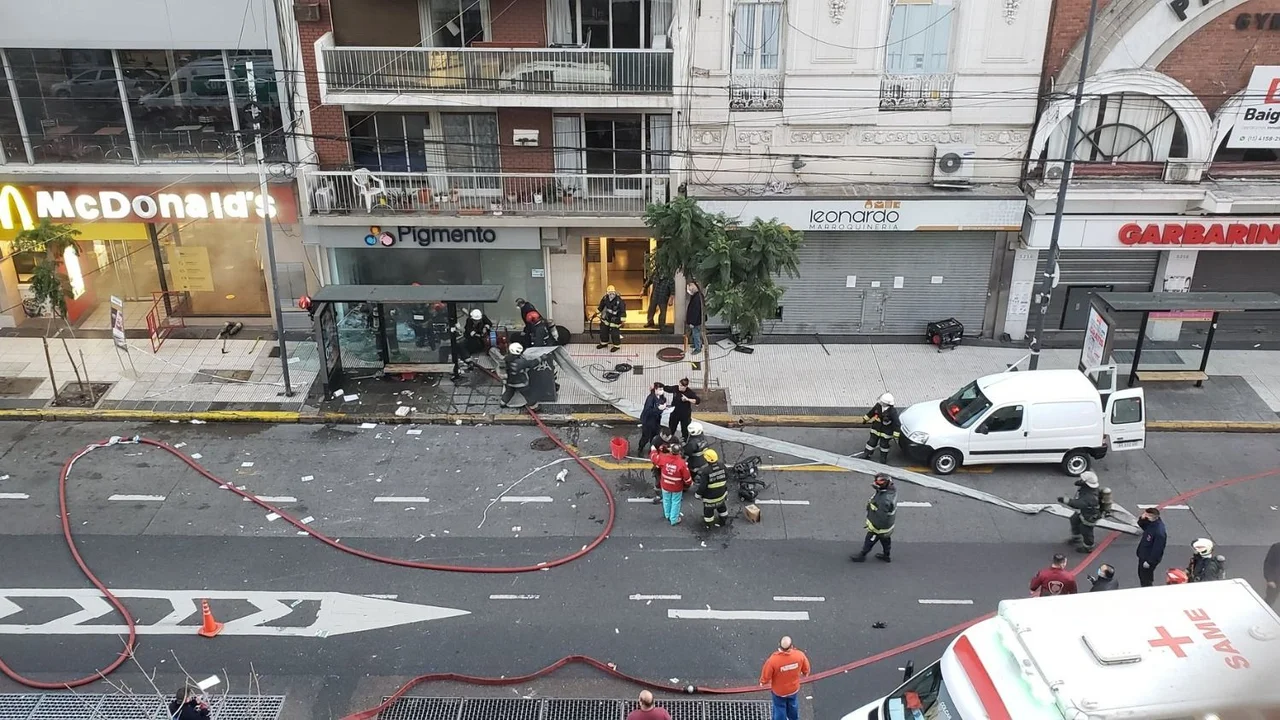 Impactante explosión en un comercio de Villa Crespo: dos bomberos muertos