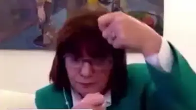 Video: Patricia Bullrich explicó cómo se corta el pelo en Intratables Video: Patricia Bullrich explicó cómo se corta el pelo en Intratables