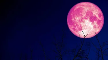 A qué hora y cómo ver la Luna de Fresa 
