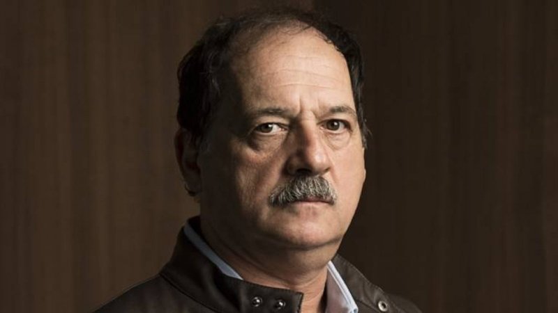 Ante la falta de ficciones nacionales, El Trece reestrena una polémica serie de Julio Chavez