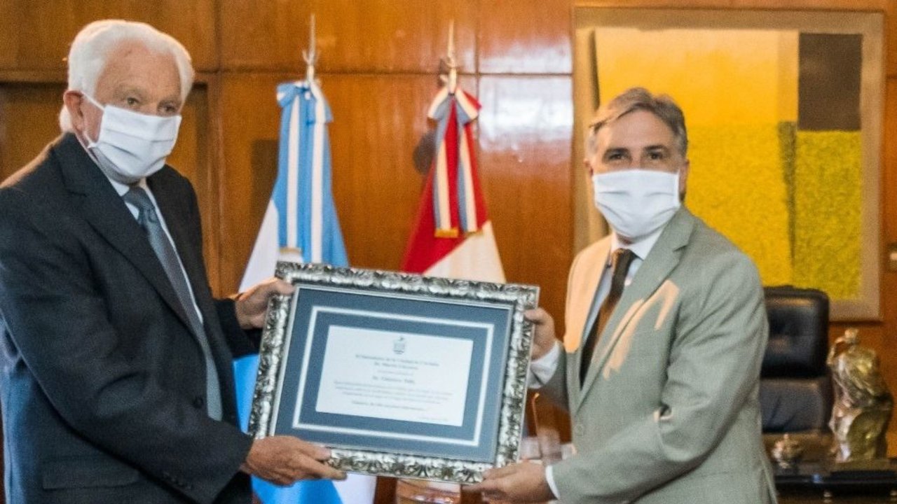 Intendente de Córdoba distinguió a un periodista de Clarín que atacó al kirchnerismo
