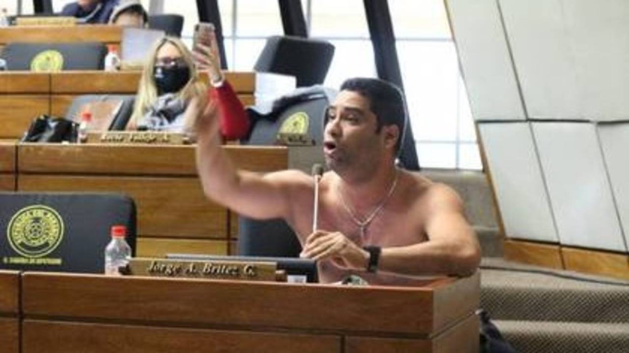 Desopilante video: Diputado paraguayo se arrancó la camisa en plena sesión