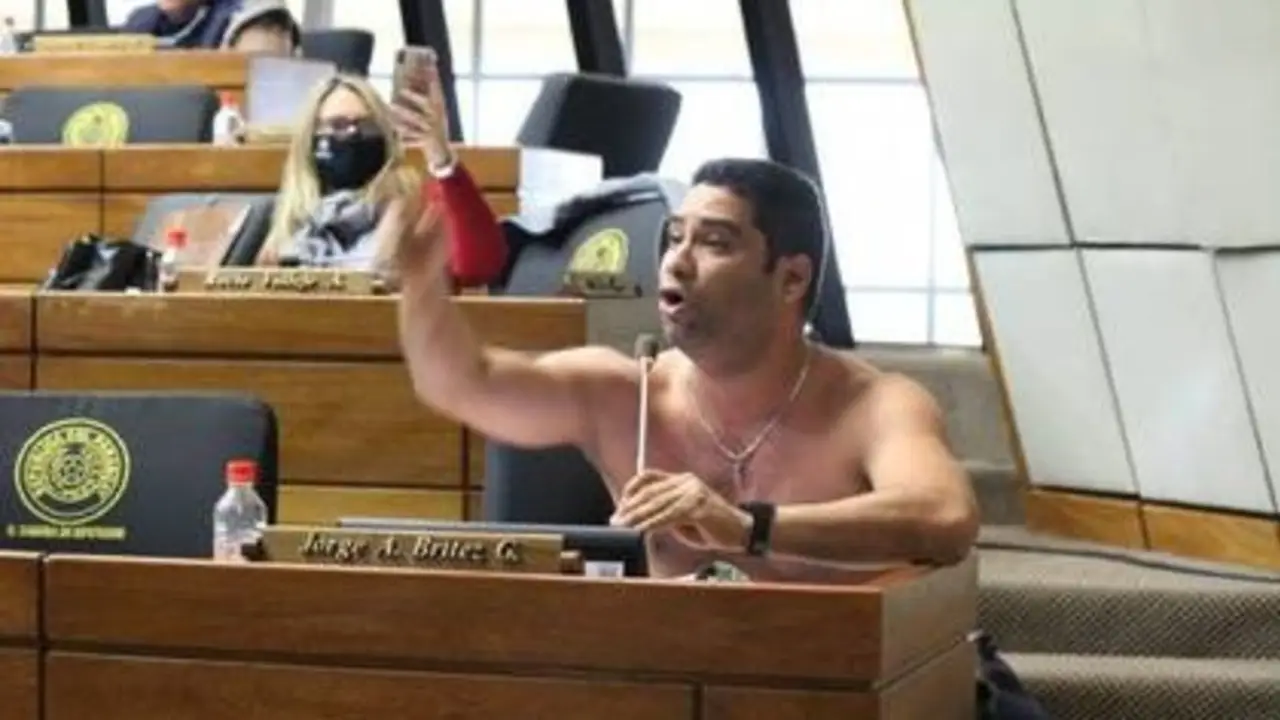 Desopilante video: Diputado paraguayo se arrancó la camisa en plena sesión