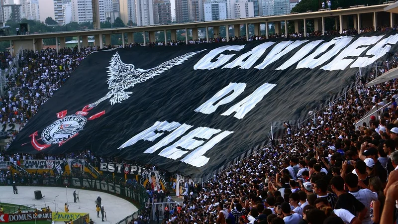 El enemigo impensado para Bolsonaro: el fútbol y los hinchas se levantan y salen a las calles