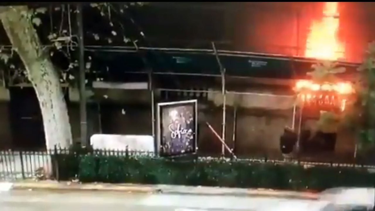 El video del momento en que una mujer incendia el Banco Nación