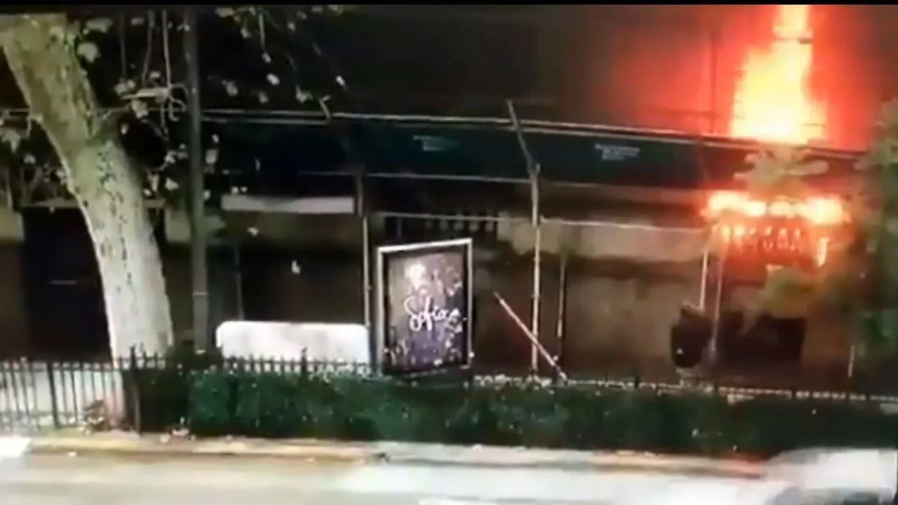 El video del momento en que una mujer incendia el Banco Nación