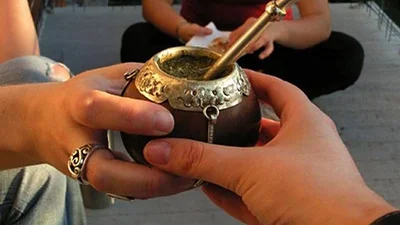 Se juntaron a tomar mate en un gimnasio y ahora aislaron a un pueblo entero por su culpa Se juntaron a tomar mate en un gimnasio y ahora aislaron a un pueblo entero por su culpa