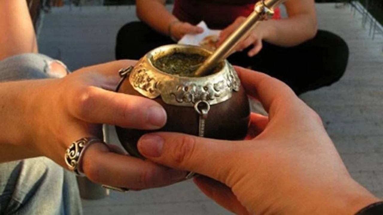 Se juntaron a tomar mate en un gimnasio y ahora aislaron a un pueblo entero por su culpa