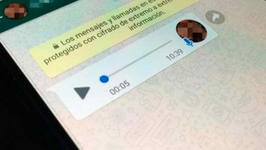 Cómo escuchar un audio sin estar en línea ni "clavar el visto"