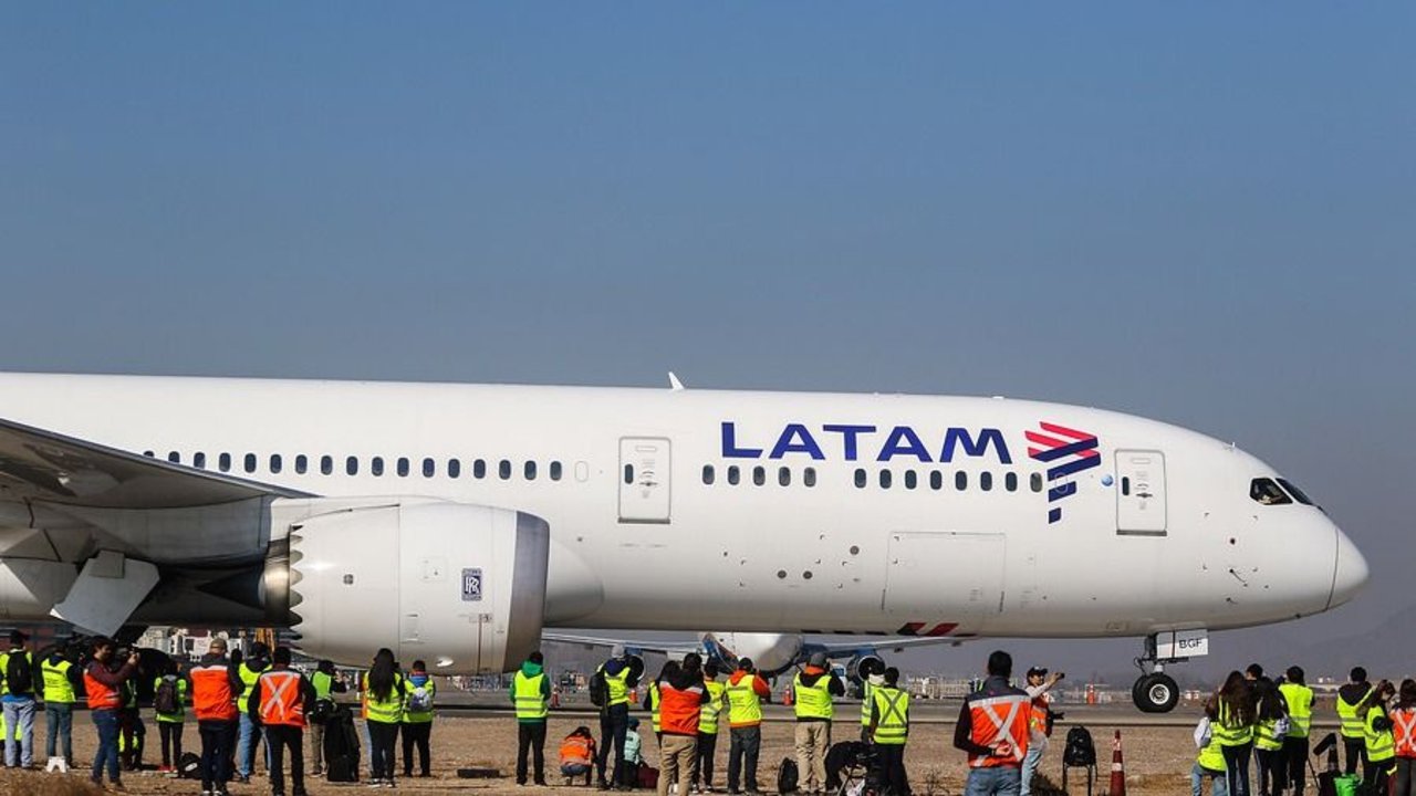 Trabajadores de Latam cortan el acceso al aeropuerto de Ezeiza
