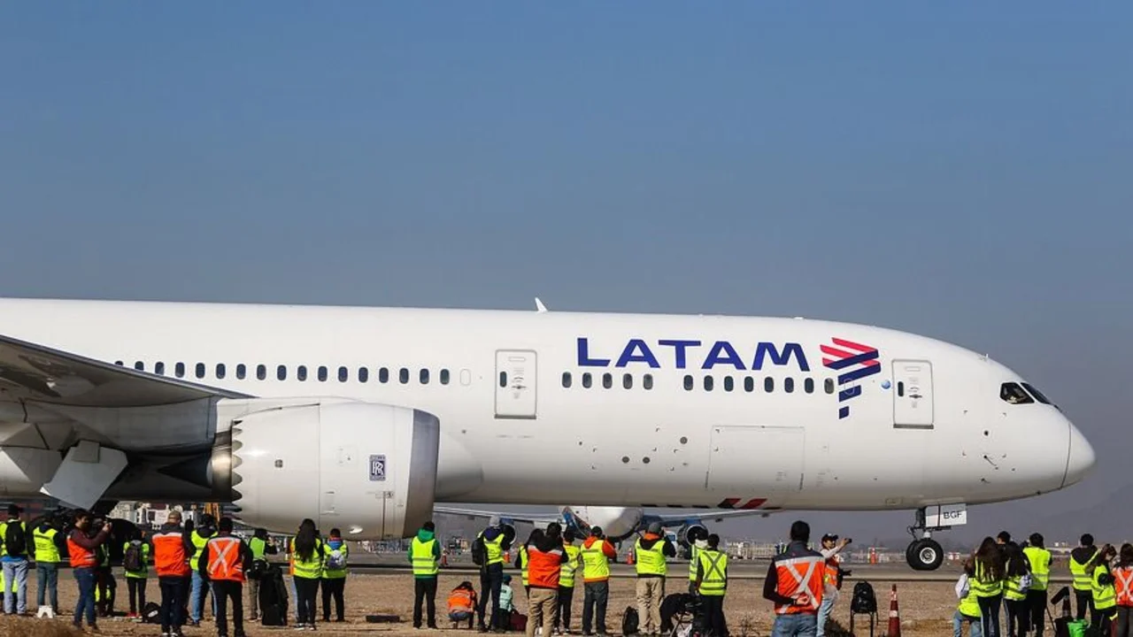 Trabajadores de Latam cortan el acceso al aeropuerto de Ezeiza
