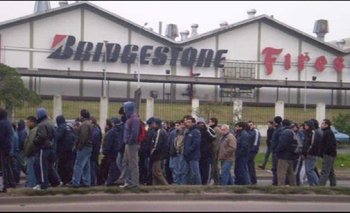 Trabajadores de Bridgestone paralizan una planta por denuncias de cesantías | Despidos