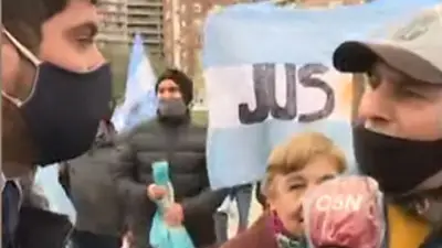 Atacaron al cronista de C5N en una marcha por Vicentin Atacaron al cronista de C5N en una marcha por Vicentin