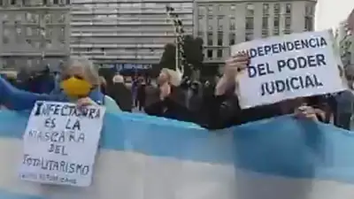 Consignas furiosas y mensaje anticuarentena: imágenes del banderazo contra el rescate de Vicentin Consignas furiosas y mensaje anticuarentena: imágenes del banderazo contra el rescate de Vicentin