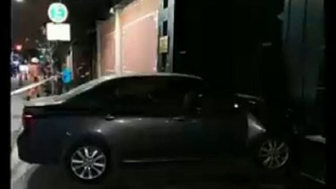 Un hombre chocó con su auto la puerta de la Embajada de China