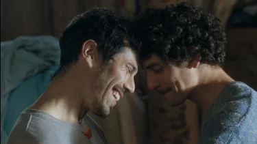 Los Fuertes: Un culebrón queer que excita y entretiene