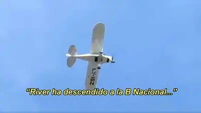 Hincha de Boca humilló a River: insólito video de una avioneta que pasó el audio del descenso Hincha de Boca humilló a River: insólito video de una avioneta que pasó el audio del descenso