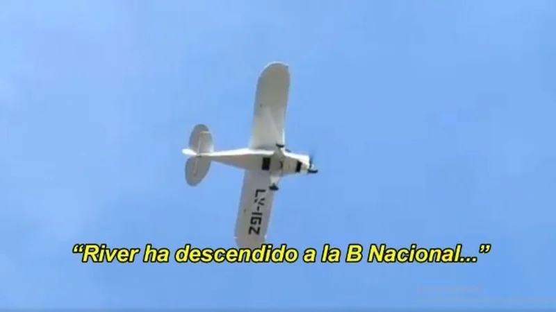 Hincha de Boca humilló a River: insólito video de una avioneta que pasó el audio del descenso
