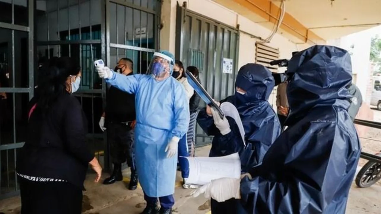 Fue Macri a Paraguay y un brote de coronavirus encendió la alerta